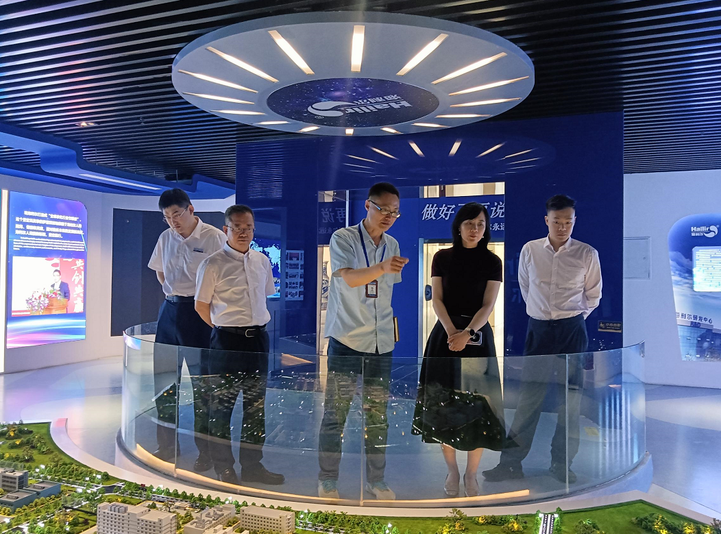 光大银行访问团一行到凯发一触即发官网参观洽谈  