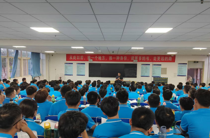 凯发一触即发官网名誉董事长走进海星训练营助力新员工成长